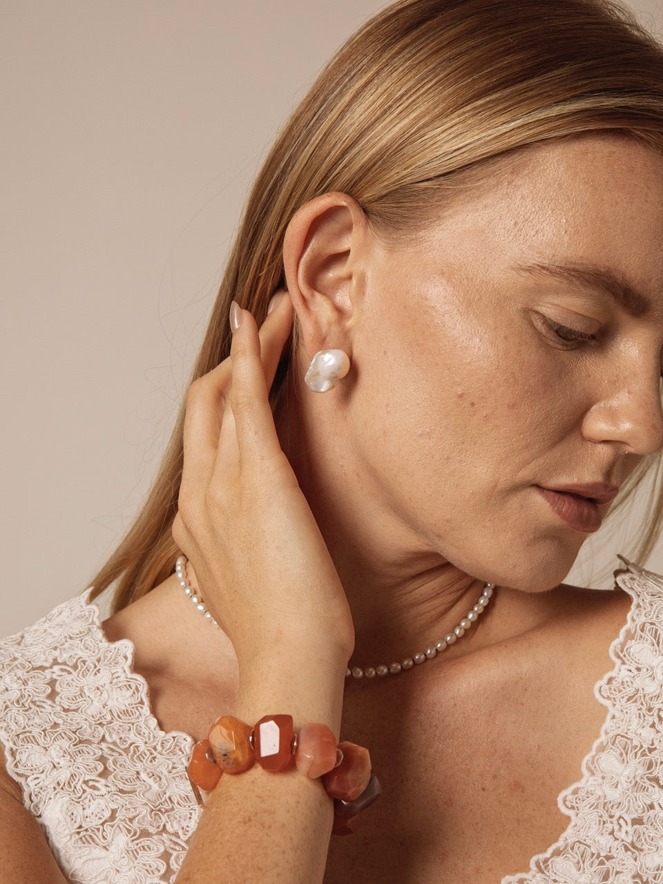 BLAZING VEIN · Red Agate & Pearl Bracelet