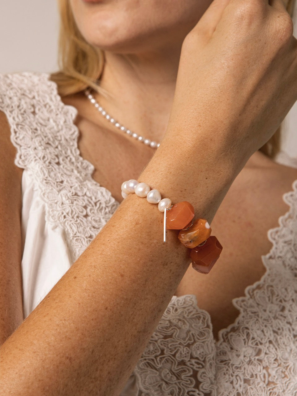 BLAZING VEIN · Red Agate & Pearl Bracelet