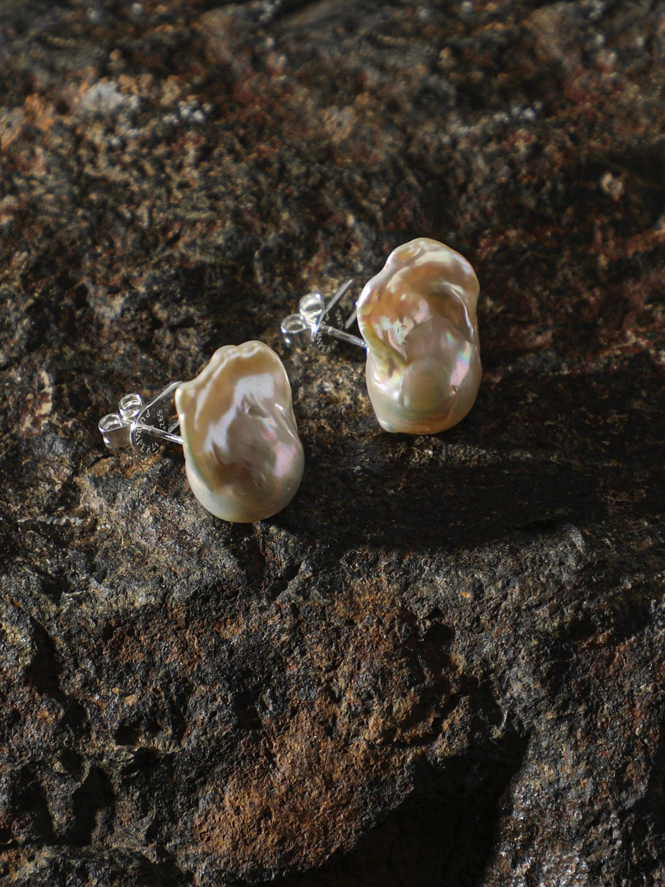 FISHTAIL TIDE Baroque Pearl Stud Earrings — SITU mineral jewelry detail