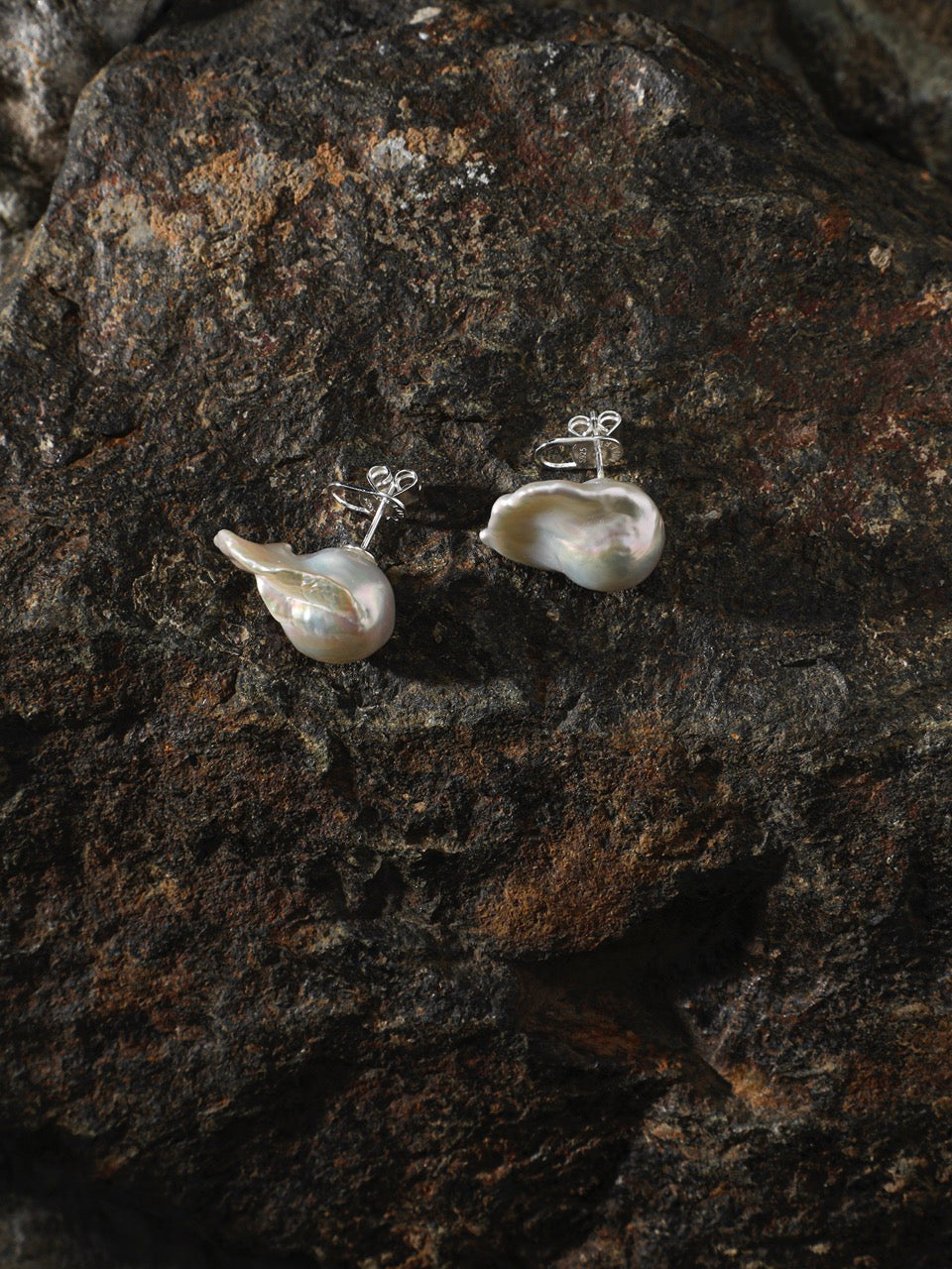 FISHTAIL TIDE Baroque Pearl Stud Earrings — SITU mineral jewelry detail